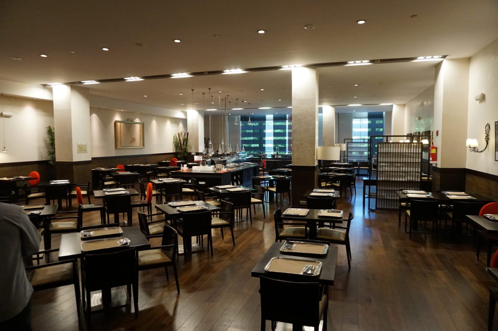 Müasir restoran zalı